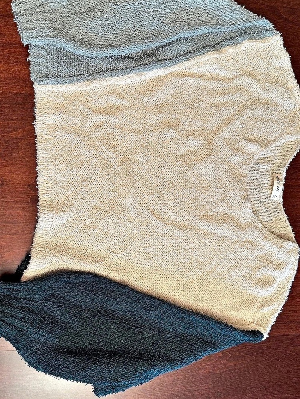 New In Color Block Crew Neck Size Medium